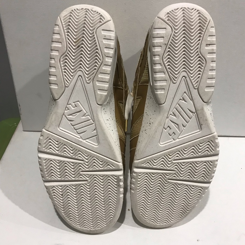 Nike - Picture 2 of 5